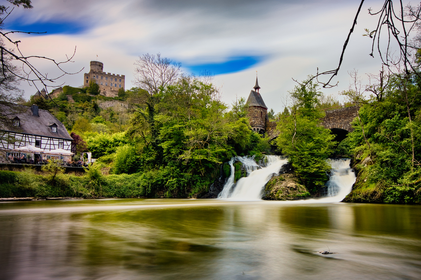 Eltz-Bach- Wasserfall und Burg Pyrmont