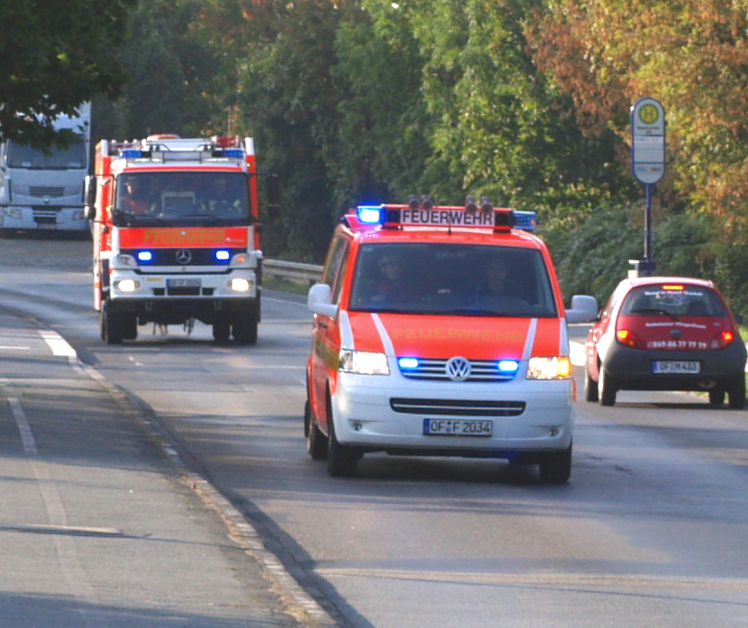 ELW und HLF der BF Offenbach im Anmarsch zur Übung bei Allessa Chemie in Offenbach