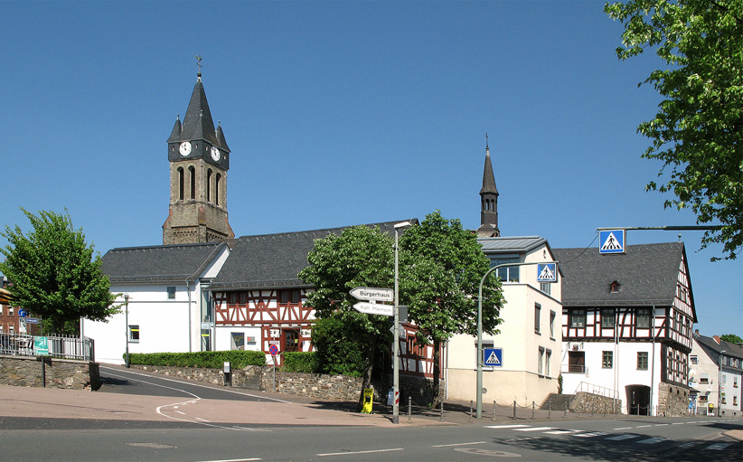 Elz - Kirche, Rathaus und Stricksine-Haus mit Bücherei