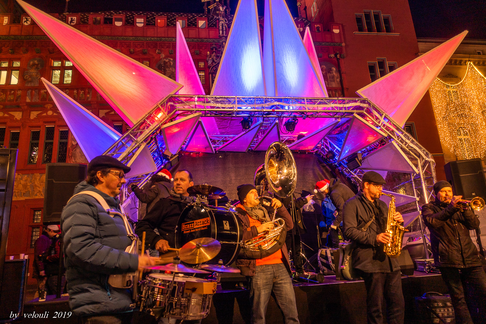 Em Bebbi Sy Jazz zur Weihnachtszeit vor dem Rathaus