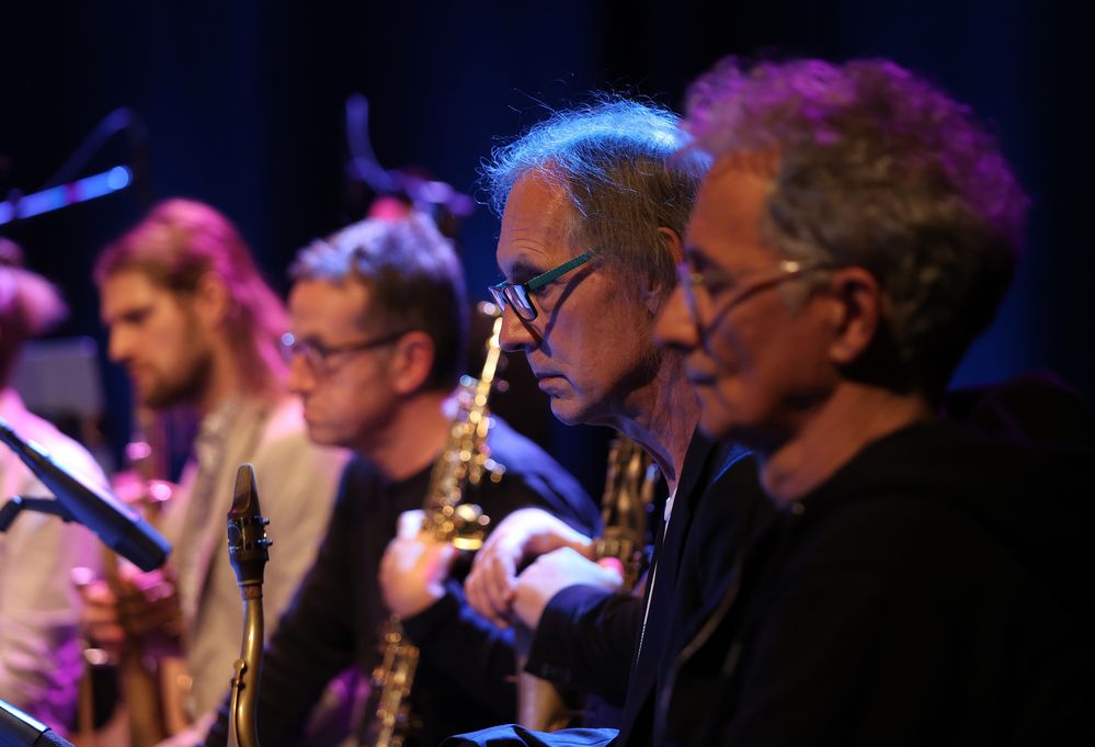 EM2A1034_v2b_4Faces_sax_schauen_v2nov25_vMTfoto