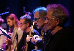 EM2A1034_v2b_4Faces_sax_schauen_v2nov25_vMTfoto