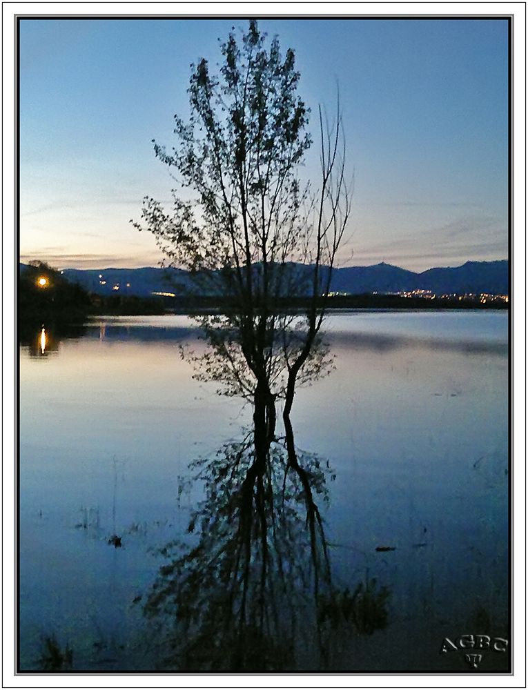 Embalse de Valmayor al anochecer, Madrid.