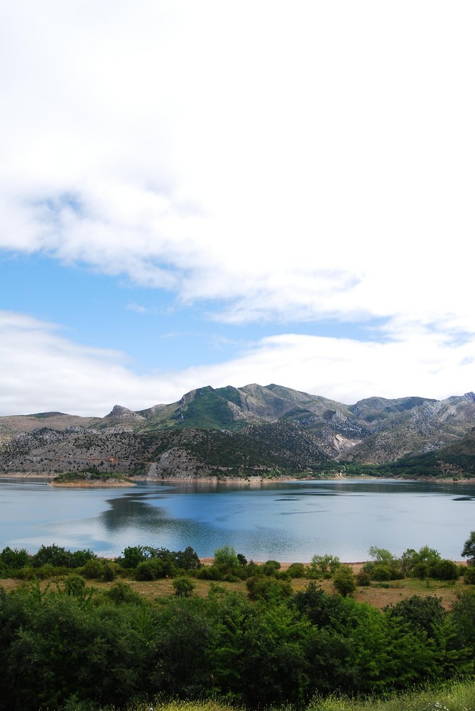 embalse del rio luna