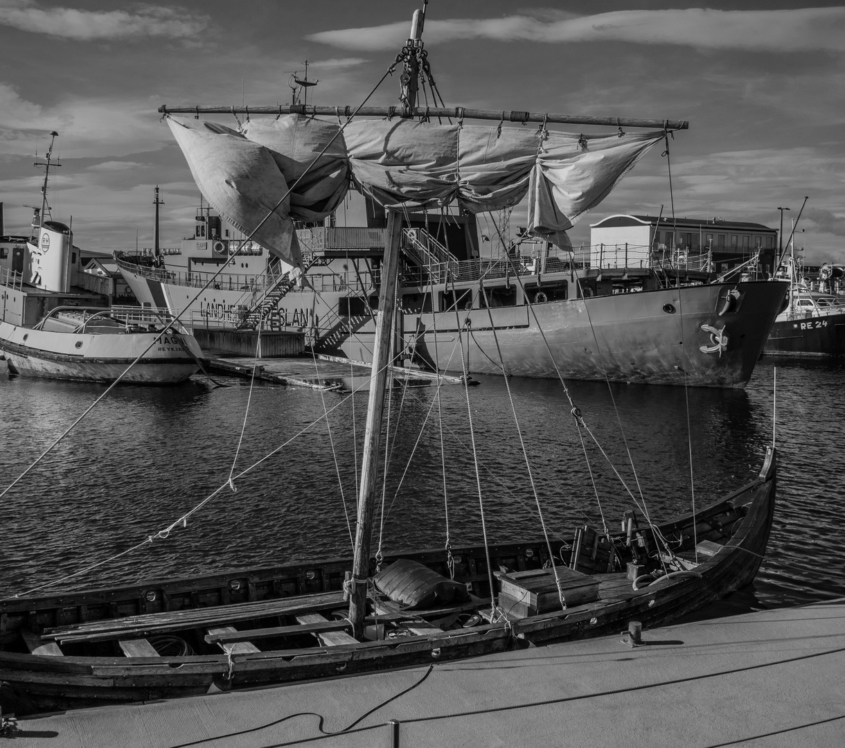 Embarcations d'époques diverses dans le porte de Reykjavik.