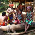 Embera-Indianer in ihrem Dorf
