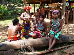 Embera-Indianer in ihrem Dorf