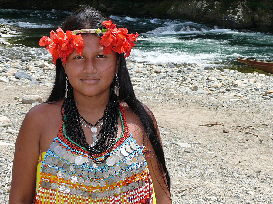 Embera-Indianerin am Fluss