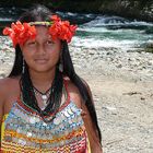 Embera-Indianerin am Fluss