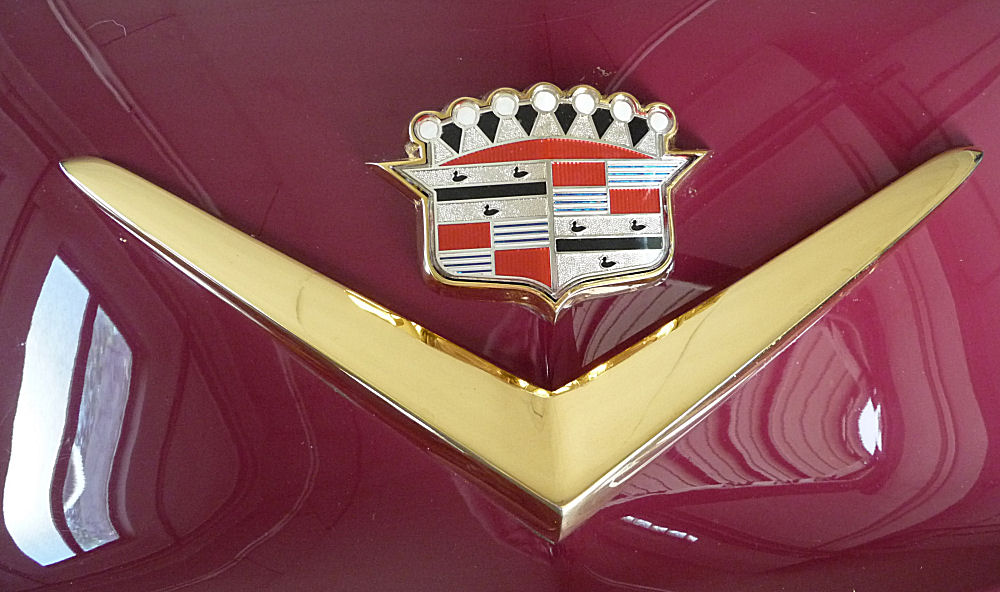 Emblem eines Wagens aus dem Cadillac-Museum Hachenburg