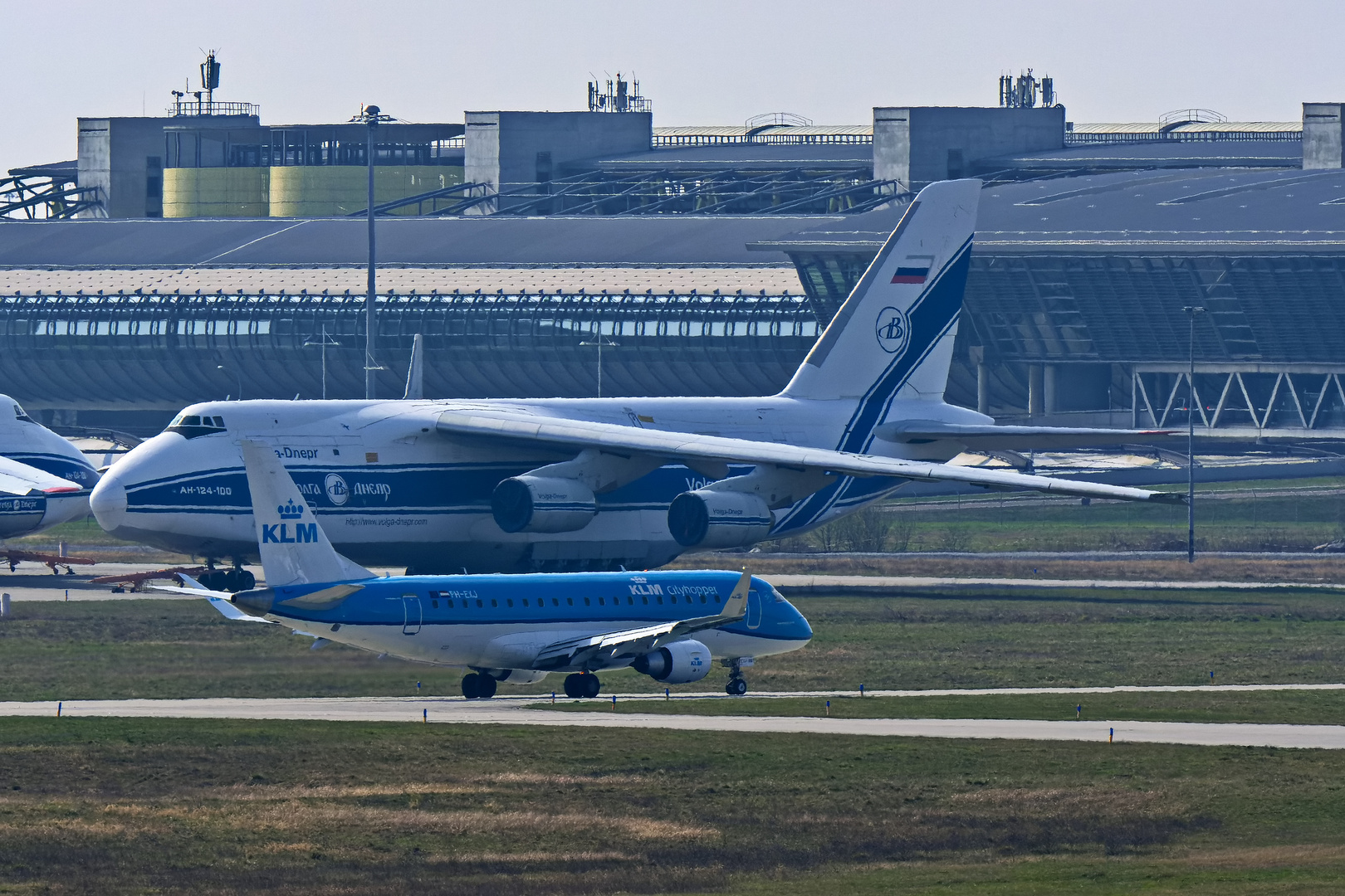 Embraer 190LR vs Antonov AN 124