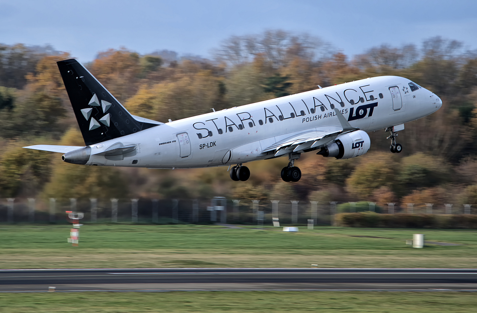  Embraer E170STD 