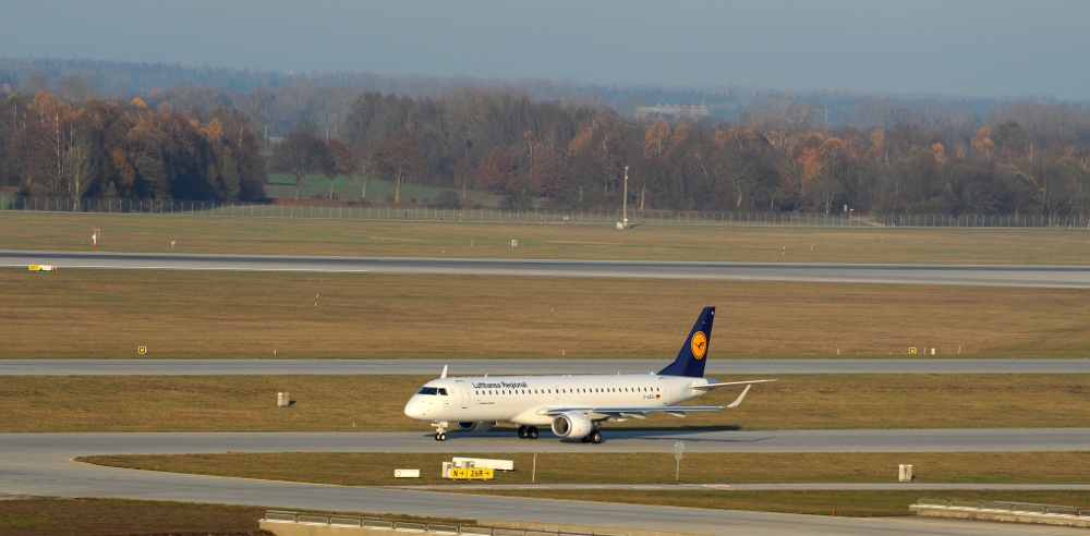 Embraer ERJ-195LR auf dem Weg zum Start