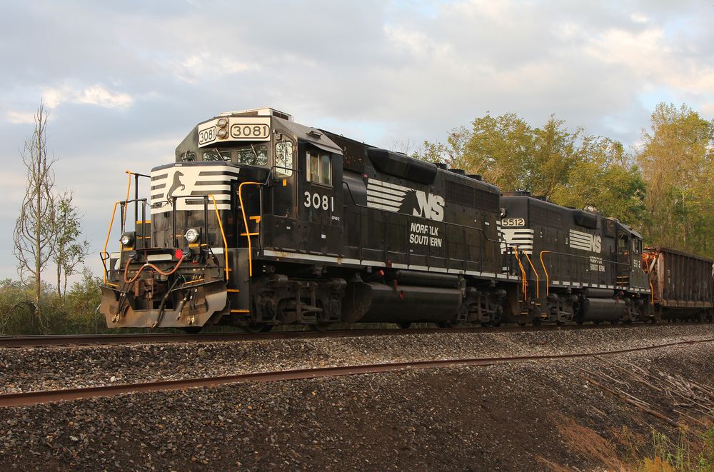 EMD GP40-2 NS#3081, EMD GP38-2 NS#5510 warten in der Morgensonne auf Weiterfahrt....