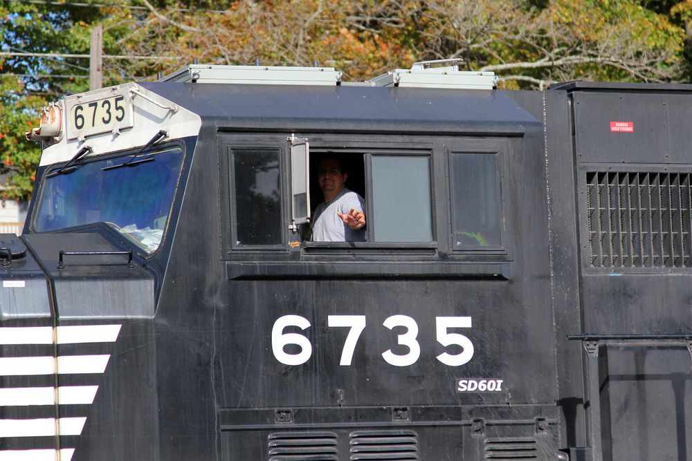 EMD SD60I NS#6735 . der Lokführer winkt dem Railfan freundlich zu..nicht unüblich in den USA.