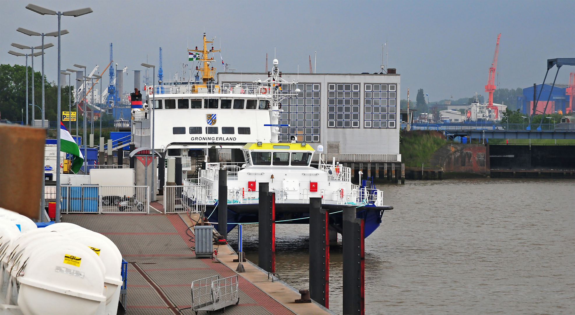 Emden Außenhafen im Juni 2010 mit Borkumfähre "Groningerland"