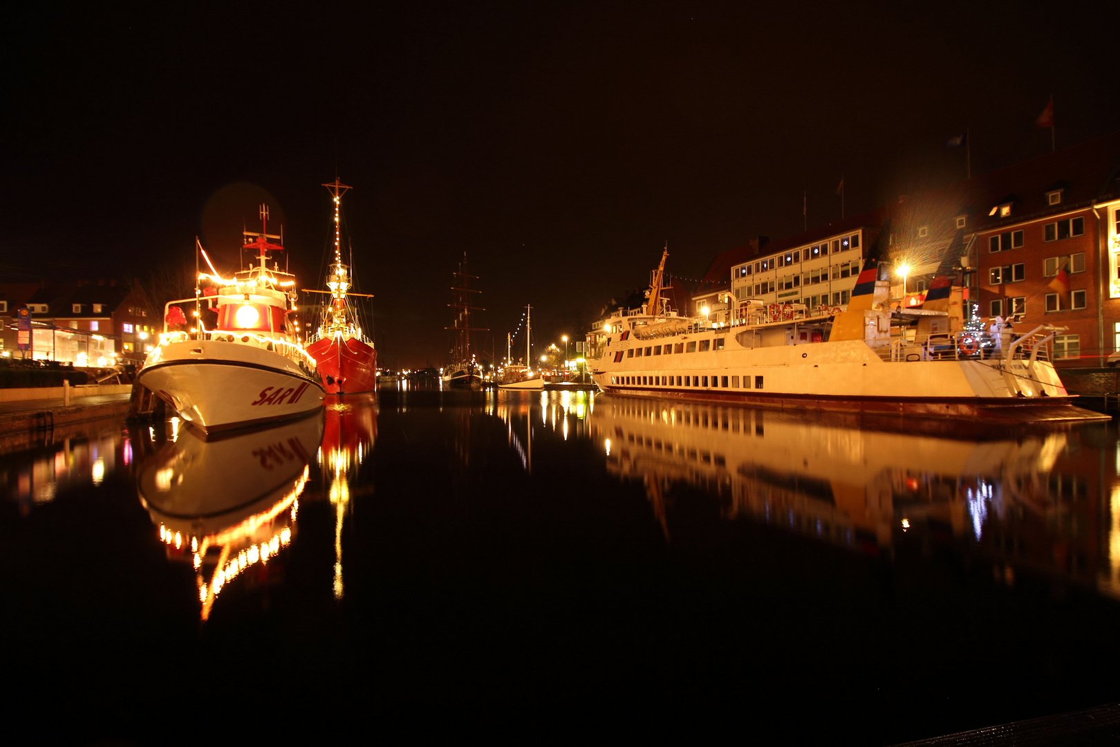 Emder Hafen bei Nacht