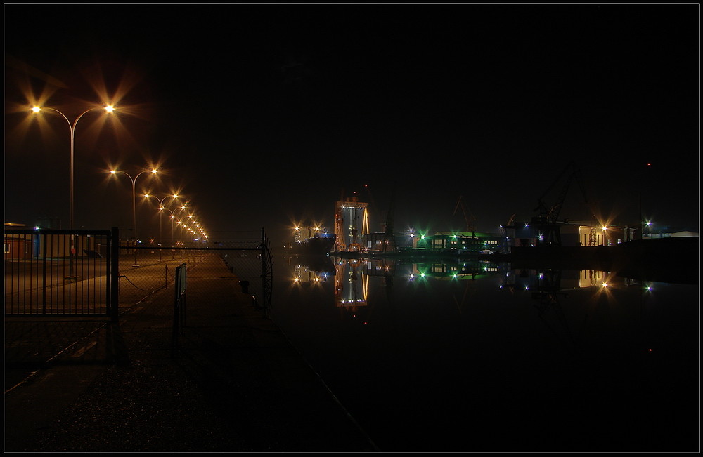 Emder Hafen bei Nacht