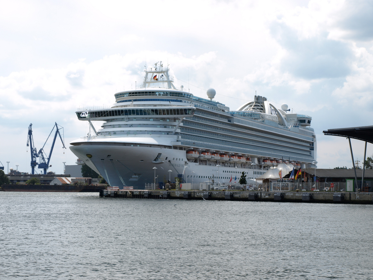 EMERALD PRINCESS am Kreuzfahrtpier Warnemünde