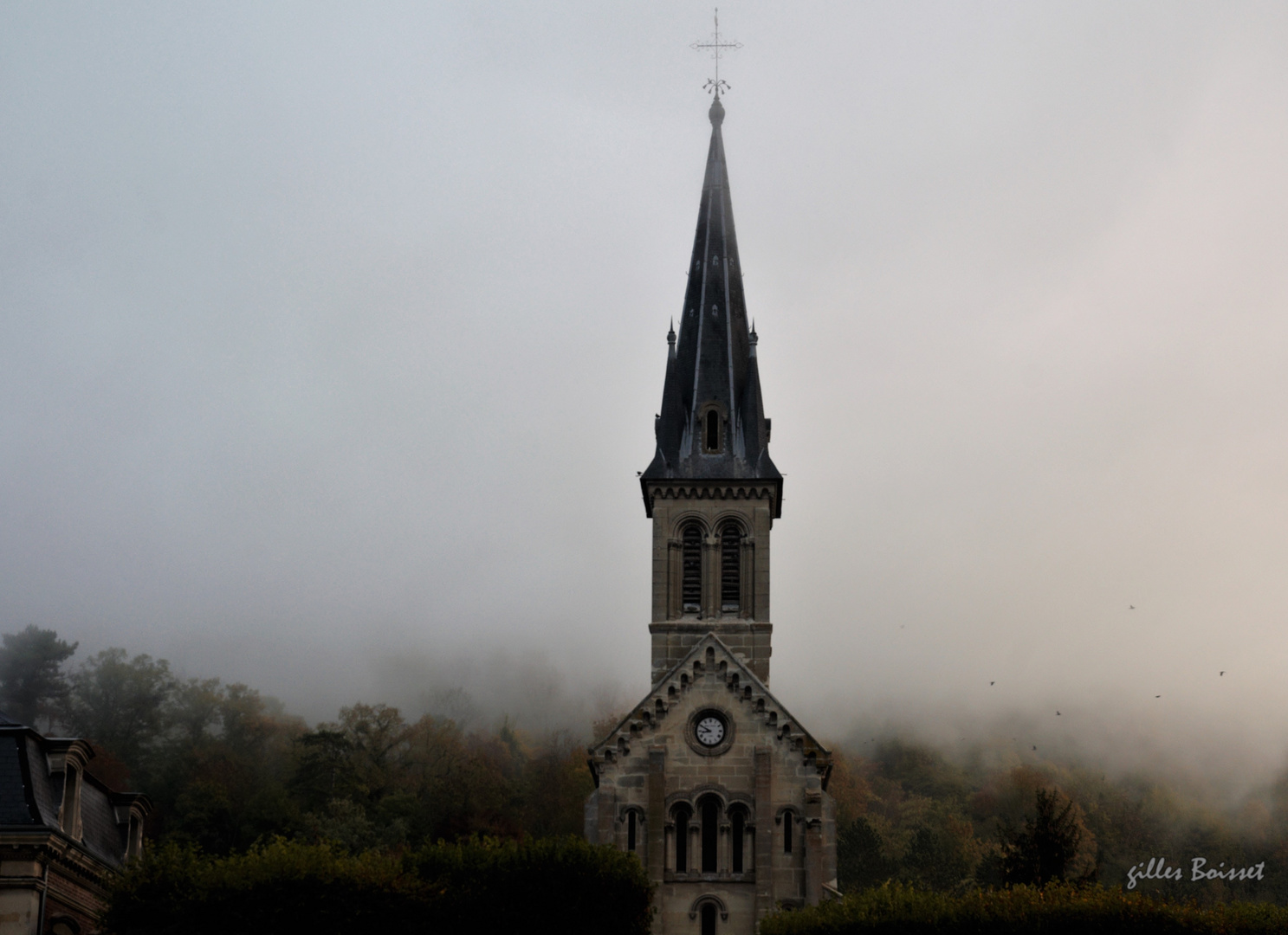 émerger de la brume