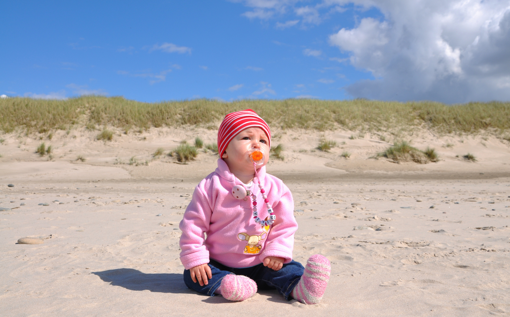 Emilia am Strand in Dänemark