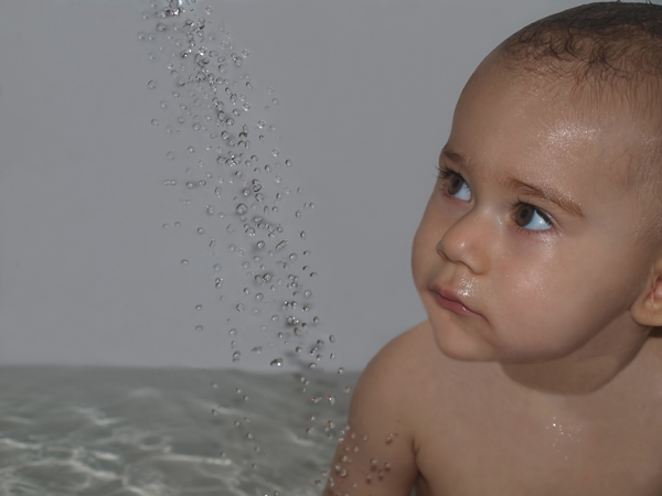 Emilia bewundert die Wassertropfen