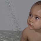 Emilia bewundert die Wassertropfen