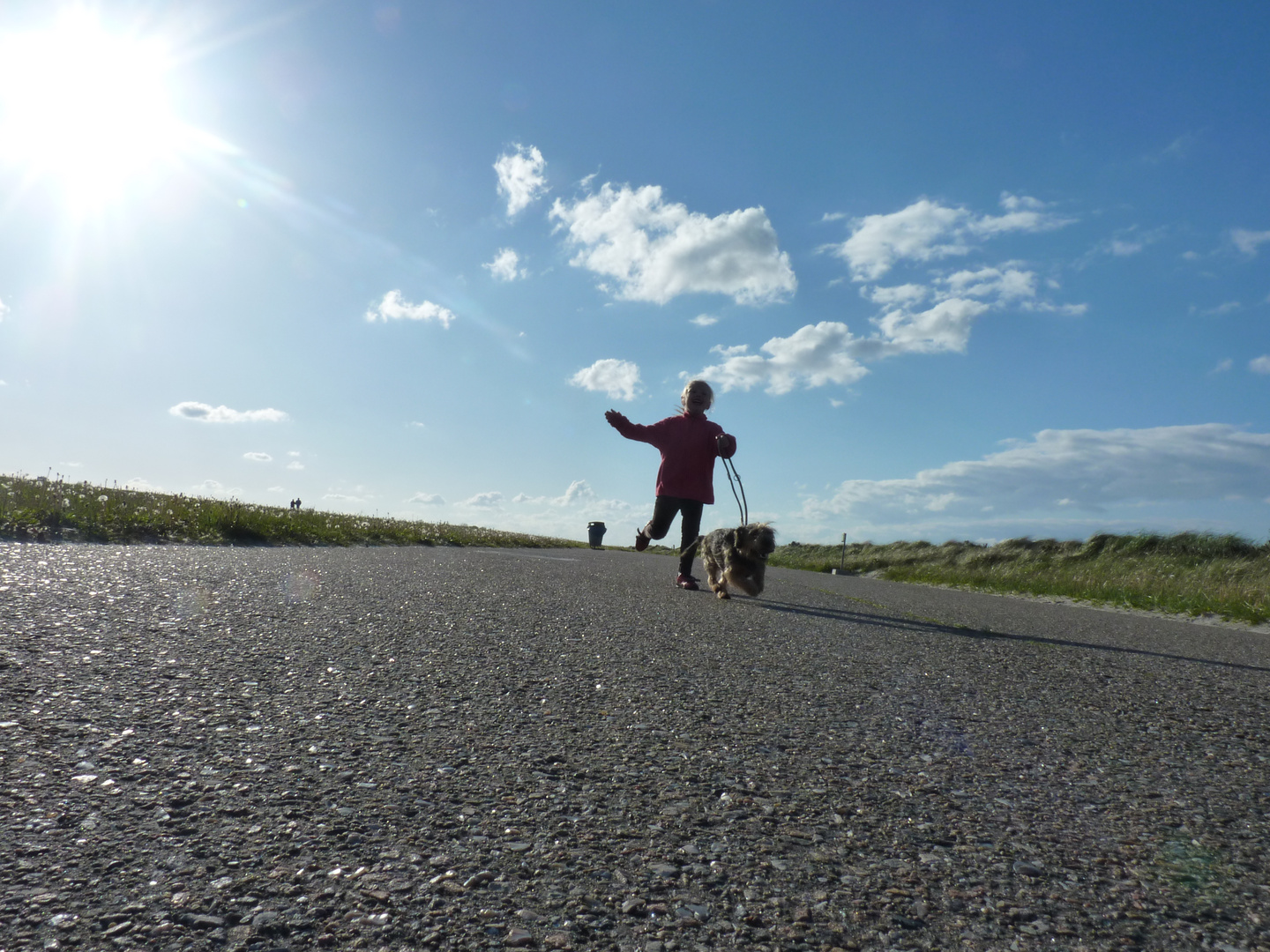 Emily und Odin am Strand