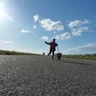 Emily und Odin am Strand