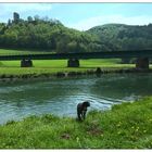 Emily vor Brücke und Ruine