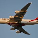 Emirates A380 kurz vor der Landung