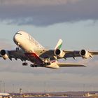 Emirates A380 startet bei tiefstehender Wintersonne