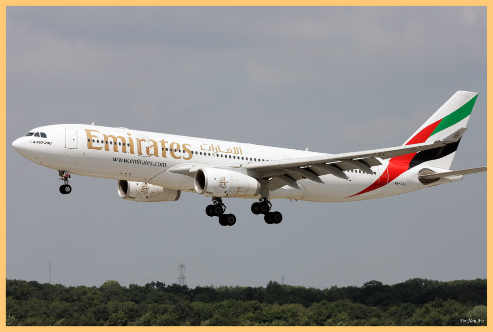 Emirates Airbus A 330-200 im Landeanflug auf Düsseldorf