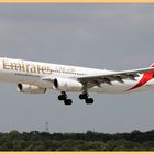 Emirates Airbus A 330-200 im Landeanflug auf Düsseldorf