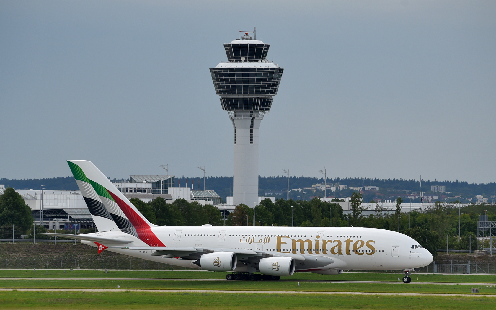 Emirates Airbus A380-861 A6-EOG 