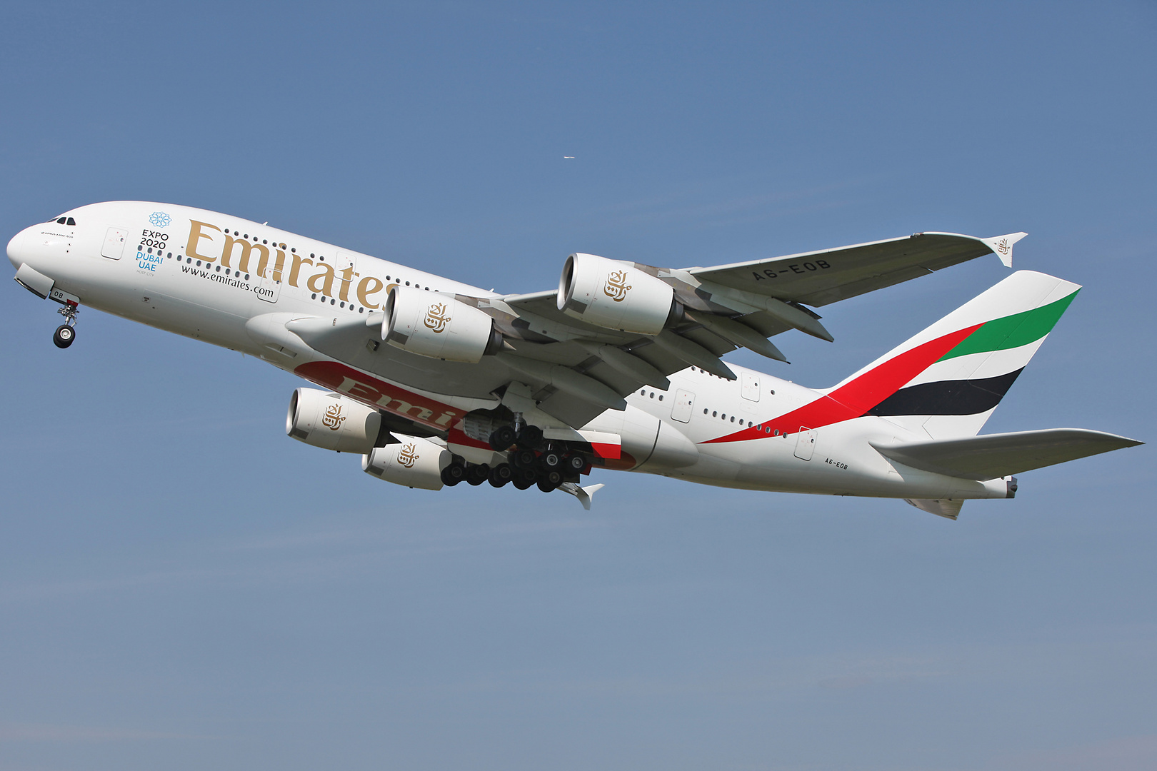 Emirates Airbus steigt weg von Piste 29 in Wien