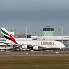 Emirates auf dem Weg zum Taxiway