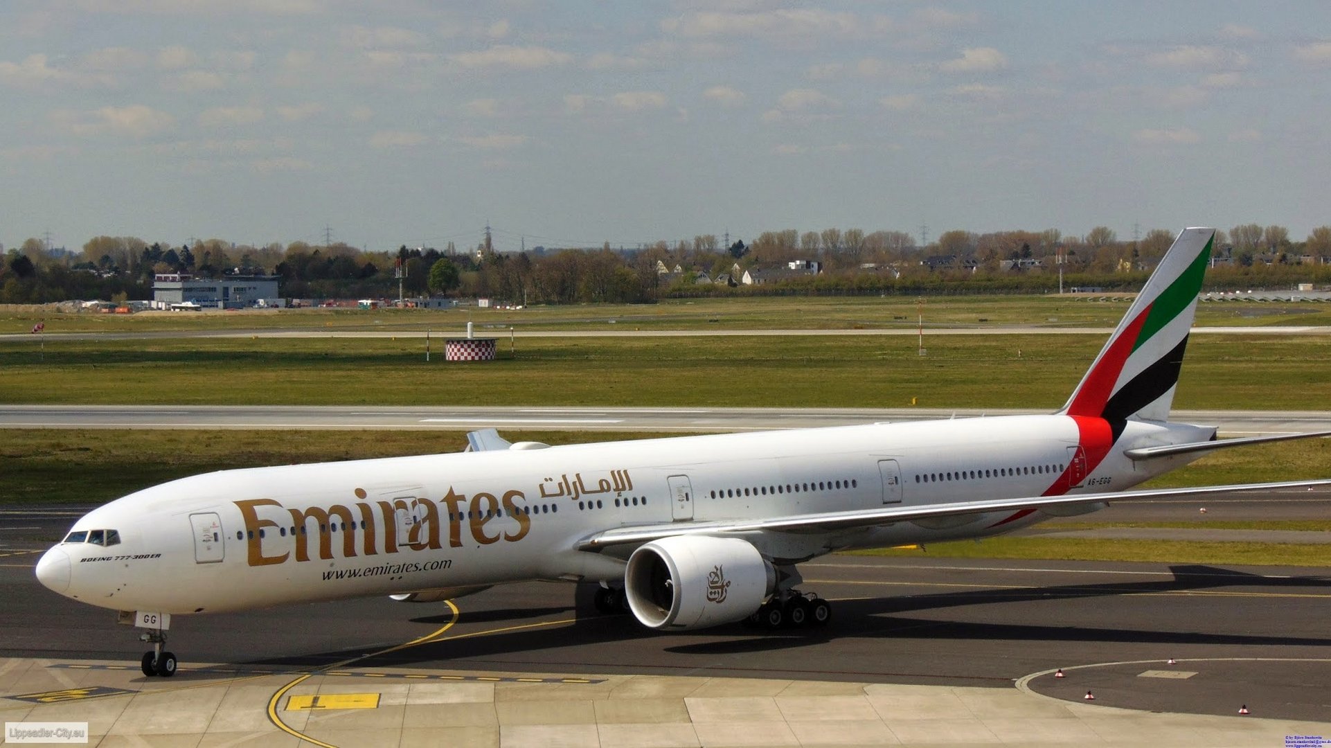 Emirates Maschine am Düsseldorfer Flughafen auf dem Taxi Way Foto & Bild | luftfahrt ...