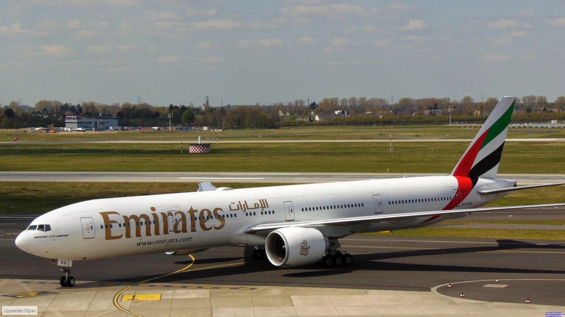 Emirates Maschine am Düsseldorfer Flughafen auf dem Taxi Way