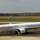 Emirates Maschine am Düsseldorfer Flughafen auf dem Taxi Way