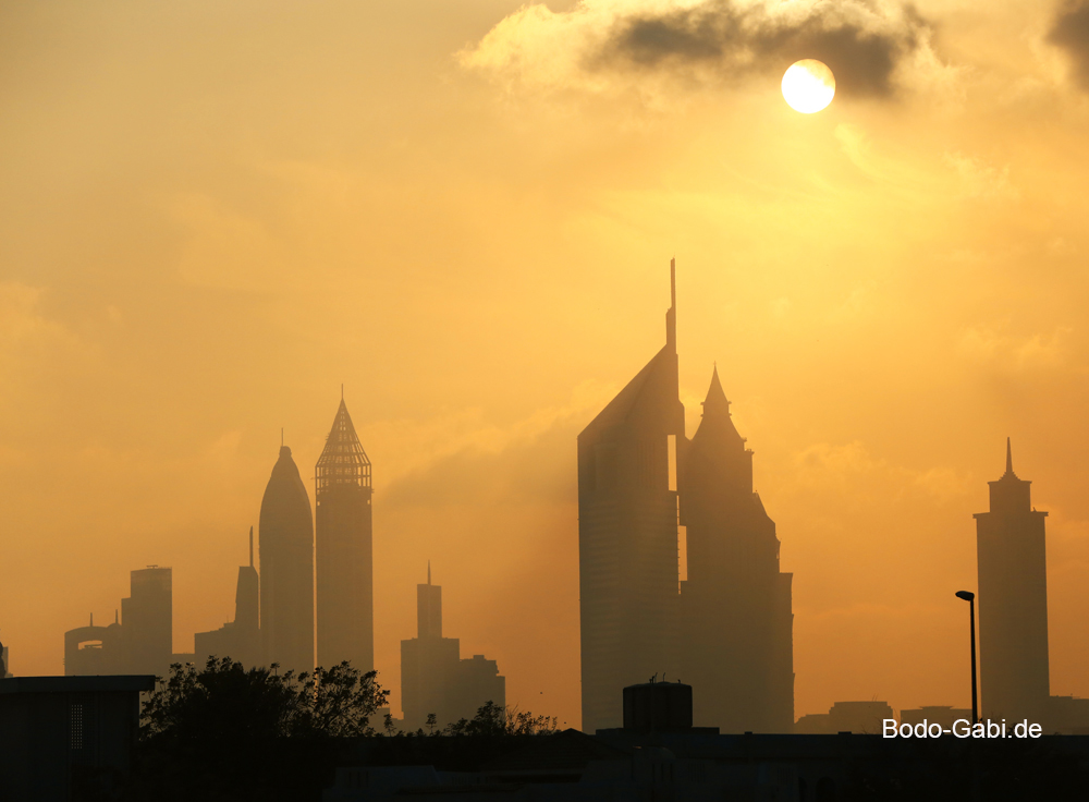 Emirates Office Tower im Gegenlicht