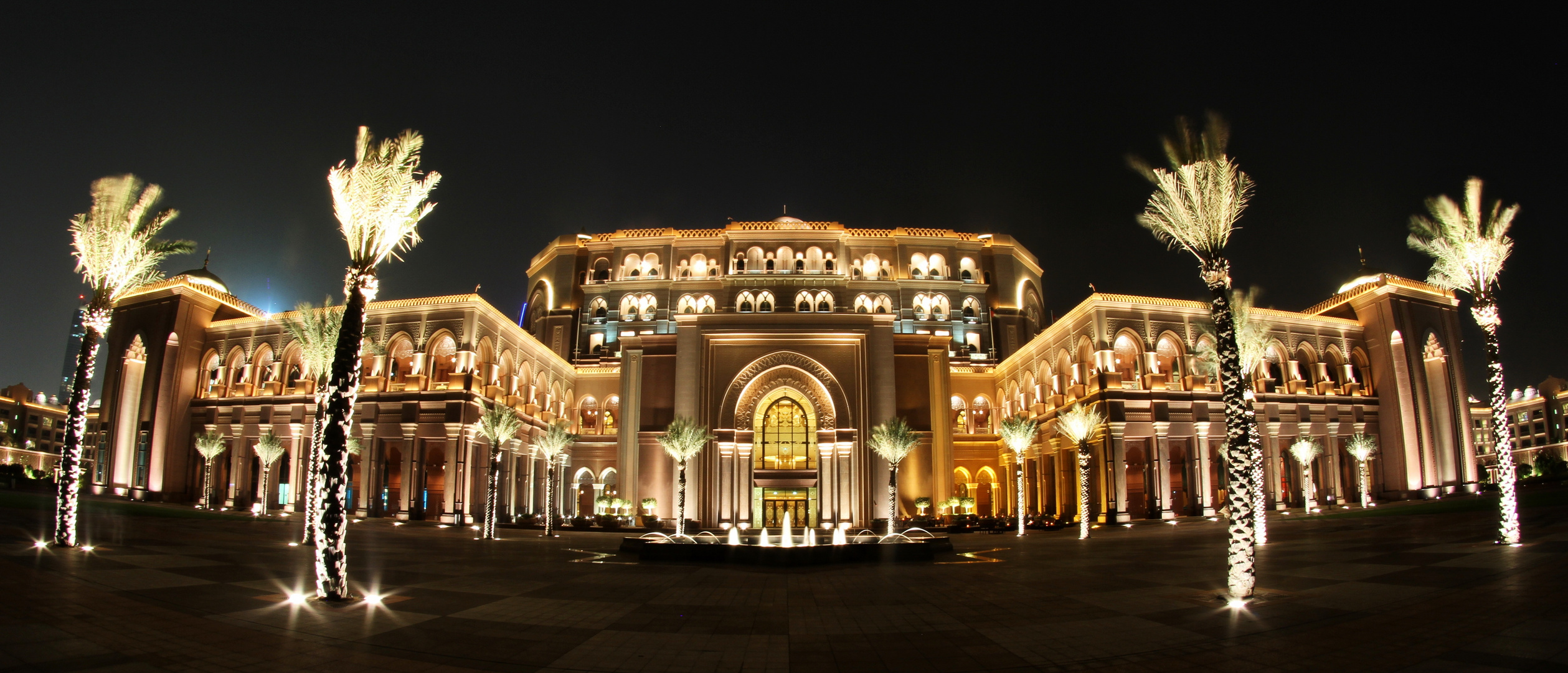 Emirates Palace in der Nacht