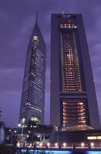 Emirates Towers bei Nacht