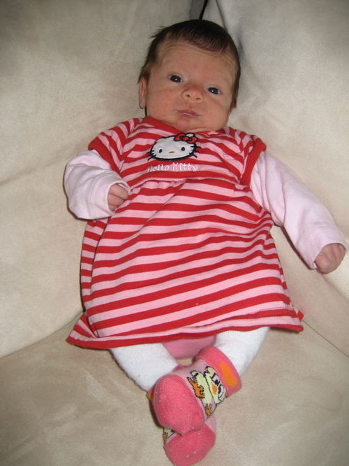 Emline en robe "Hello Kitty"