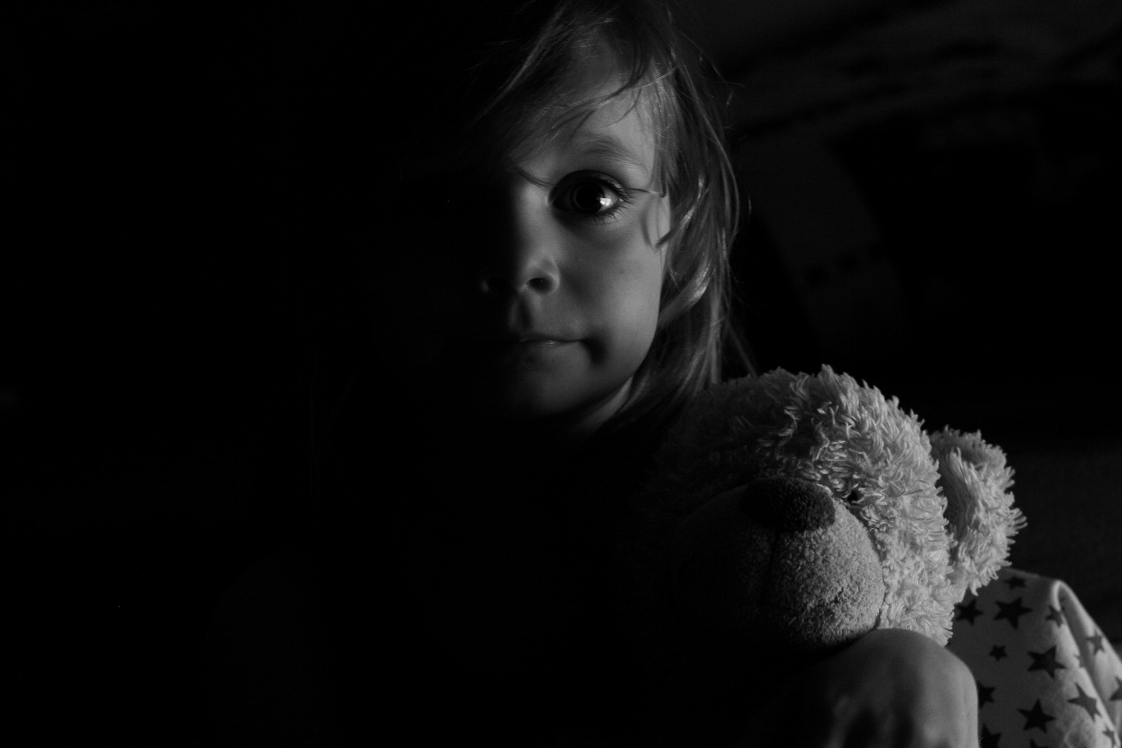 Emma im Dunkeln Emma in the dark Foto & Bild indoor, portrait, schwarz Bilder auf