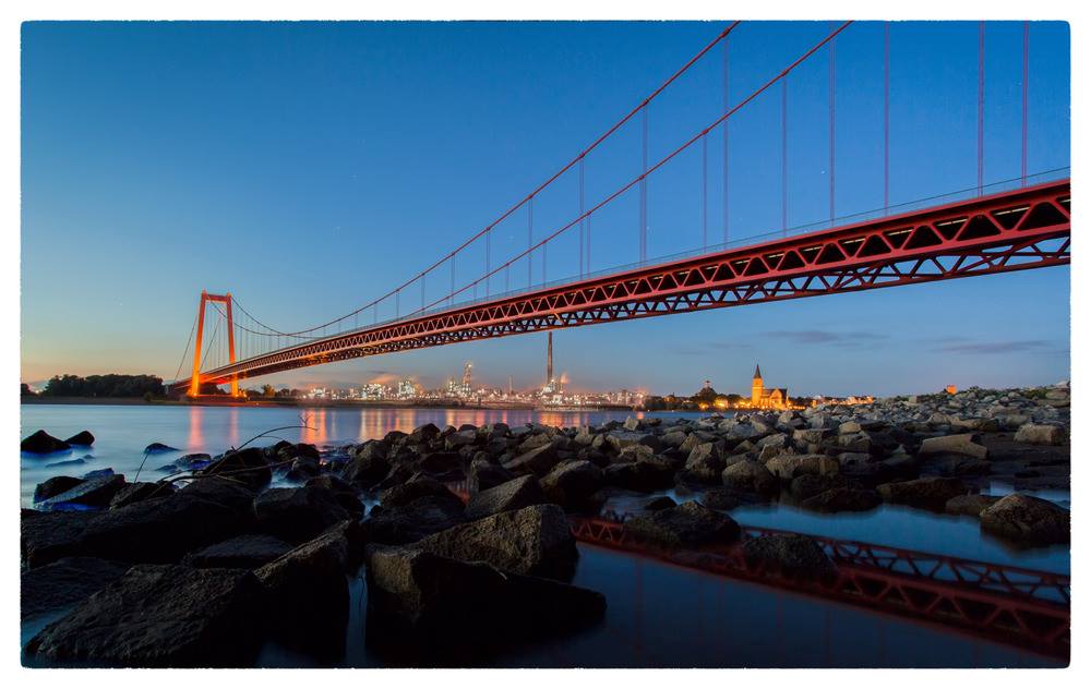 Emmericher Rheinbrücke bei Nacht