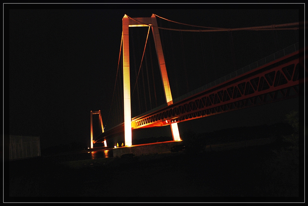Emmericher Rheinbrücke bei Nacht