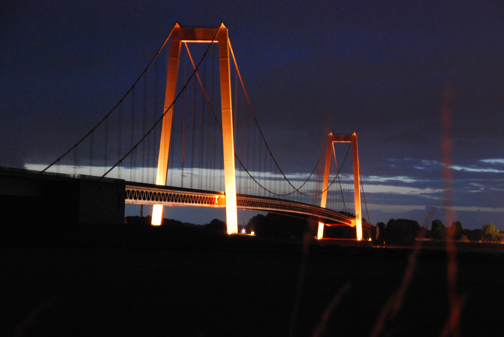 Emmericher Rheinbrücke bei Nacht