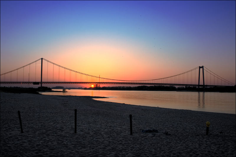 Emmericher Rheinbrücke beim Sonnenuntergang