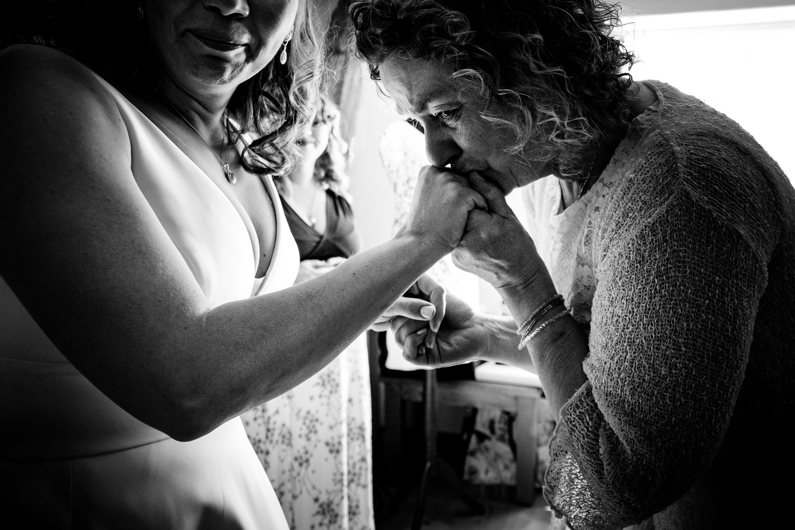 Emotionaler Moment zwischen der Braut und ihrer Mutter auf einer Hochzeit in Neu-Brandenburg